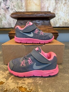 NWOT Nike Kids lunarglide sneaker
